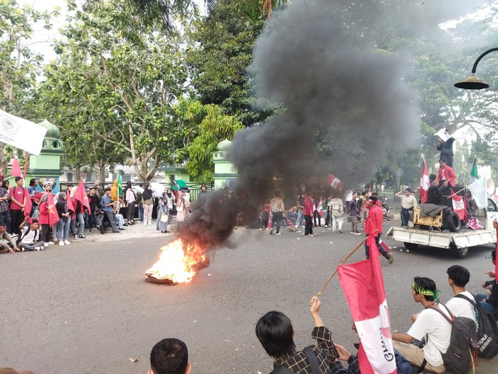 Puluhan mahasiswa yang tergabung dalam Gepok menggelar aksi demo dan memberikan rapor merah untuk Bupati dan Wabup Pandeglang, Senin (30/10/2023).