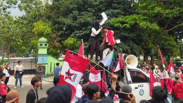Puluhan mahasiswa yang tergabung dalam Gepok menggelar aksi demo dan memberikan rapor merah untuk Bupati dan Wabup Pandeglang, Senin (30/10/2023).