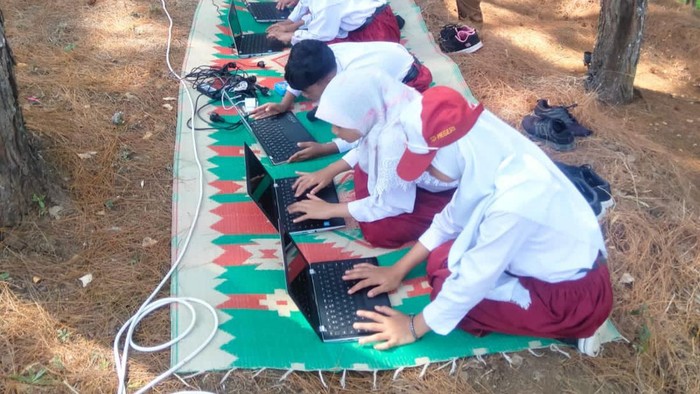 Puluhan siswa SDN 2 Dompyong Trenggalek yang menjalani ANBK di hutan pinus. Puluhan siswa SDN 2 Dompyong Trenggalek yang menjalani ANBK di hutan pinus.