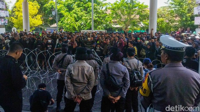 Ratusan Bonek Demo Kantor Persebaya
