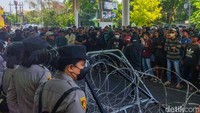 Saat sampai di depan Sutos, Bonek membuka aksinya dengan menyanyikan Song for Pride.