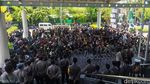 Protes Lantang Bonek Demo Kantor Persebaya