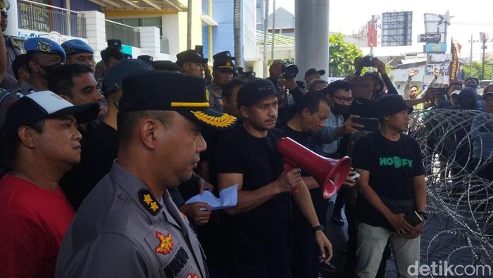 Ratusan Bonek Demo Kantor Persebaya