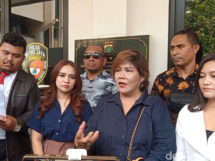 Regi Nazlah mendatangi Polda Metro Jaya.