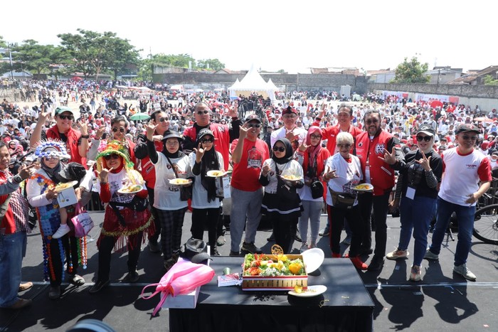 Relawan Sahabat Ganjar gencar melakukan sosialisasi sosok Ganjar-Mahfud kepada masyarakat. Langkah ini dilakukan sebagai bentuk dukungan kepada Ganjar-Mahfud di Pilpres 2024.