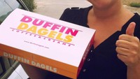 Saat melihat warna kemasan kardusnya, mungkin kamu akan teringat sebuah restoran donat. Ya, restoran bernama Duffin Dagels ini meniru Dunkin Donuts. Foto: Mashed