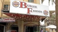 Seolah menyindir merek burger yang menyebut dirinya sebagai raja, restoran ini hadir lebih bersahabat. Burger Friends jadi nama restoran cepat saji yang mengandalkan burger sebagai menu utamanya. Foto: Mashed