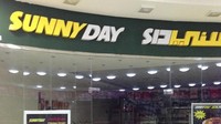 Sebuah restoran sandwich di Bahrain seolah mengingatkan pelanggannya dengan restoran fast food yang populer. Subway berhasil diubahnya menjadi Sunnyday. Foto: Mashed