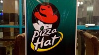 Sekilas tak ada yang beda jika hanya sekedar mendengar nama restoran pizza ini. Tetapi jika telah melihat logonya kamu akan menyadari perbedaan dengan restoran aslinya. Foto: Mashed