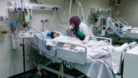 Dokter di rumah sakit juga mengatakan tidak pernah ada tempat tidur kosong di ICU sejak serangan Israel ke Gaza dimulai.