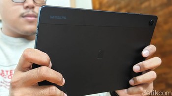 Galaxy Tab A9 Plus dibekali baterai 7.040 mAh. Foto: Adi Fida Rahman/detikINET