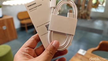 Samsung hanya menyertakan kabel USB type C dan kerta petunjuk penggunaan.Foto: Adi Fida Rahman/detikINET