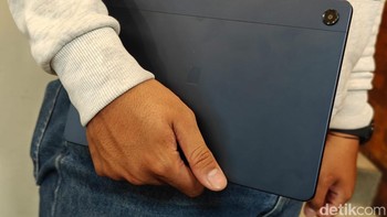 Galaxy Tab A9+ punya ketebalan 6,9 mm dengan berat 480 gram sehingga asik dibawa mobilitas. Foto: Adi Fida Rahman/detikINET