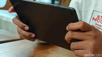 Pada bagian atasnya terdapat tombol pengaturan volume dna power. Foto: Adi Fida Rahman/detikINET