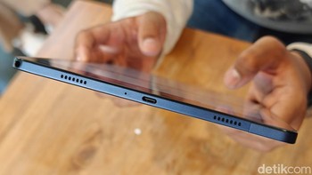 Empat speaker disematkan di tablet ini serta port USB Type C. Foto: Adi Fida Rahman/detikINET