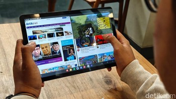 Pengguna bisa melakukan multitasking menggunakan split scren. Foto: Adi Fida Rahman/detikINET