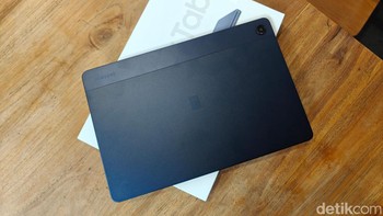 Hadir dalam dua pilihan warna, yakni Graphite dan Navy yang di-unboixng. Foto: Adi Fida Rahman/detikINET