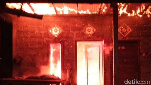 Satu rumah di Karangasem terbakar karena pemilik lupa memadamkan dupa seusai sembahyang.