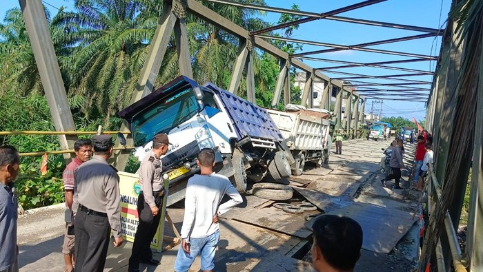 Truk galian C terperosok di jembatan Langkat. (Foto: dok Polres Langkat).a
