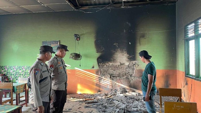 Sebuah ruang kelas Mts dirusak dan dibakar