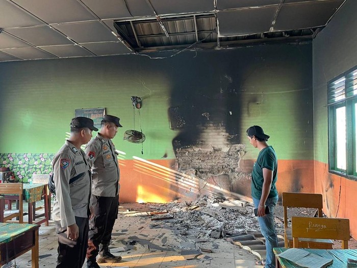 Sebuah ruang kelas Mts dirusak dan dibakar