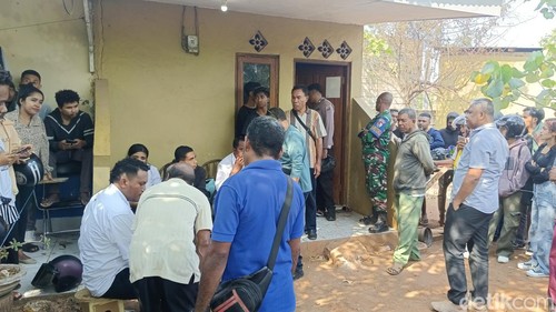Sejumlah warga mendatangi lokasi gantung diri mahasiswa di sebuah kos di Desa Penfui Timur, Kecamatan Kupang Tengah, Kabupaten Kupang, NTT, Senin (30/10/2023). (Yufengki Bria/detikBali)