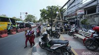 Parkir liar menambah suasana trotoar makin semrawut.  