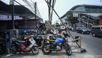 Seharusnya trotoar steril dari kendaraan bermotor karena akan mengganggu pejalan kaki.  