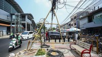 Gulungan kabel juga tergeletak di atas trotoar tersebut.  