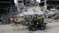 Kini, warga Gaza hanya bisa mengandalkan sisa bahan makanan yang ada. (Foto: Kata Khatib/AFP)
