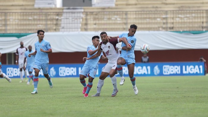 Striker PSM Makassar Everton Nascimento dikepung pemain  Rans Nusantara FC dalam laga di Liga 1 2023/2024.