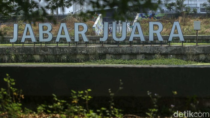 Sungai 'Cheonggyecheon' Bekasi Tak Terawat Begini penampakan tanaman liar memenuhi Tarum Bhagasasi, Kota Bekasi, Senin (30/10/2023). Saluran air yang digadang-gadang mirip sungai Cheonggyecheon di Kota Seoul, Korea Selatan kini nampak miris.