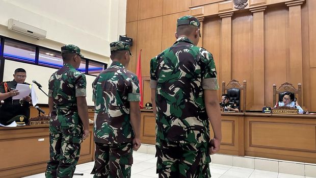 Tiga oknum TNI terdakwa pembunuhan Imam Masykur (Kadek/detikcom)
