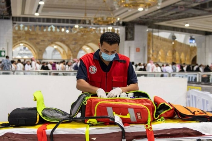 Tim ambulans Bulan Sabit Merah Saudi (SCRA) membantu proses persalinan jemaah umrah asal Sudan.