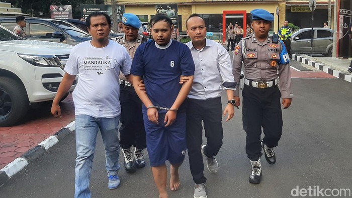 Toto Toyiban alias Bucek (36) saat diamankan polisi di Mapolresta Bandung.