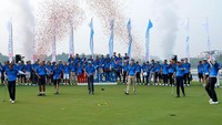 Hendra Gunawan, Presiden Direktur, UOB Indonesia (ketiga dari kanan), didampingi Komisaris Independen dan Direksi UOB Indonesia saat melakukan prosesi shotgun menandai pembukaan UOB Golf Invitational 2023 di Damai Indah Golf, PIK. 