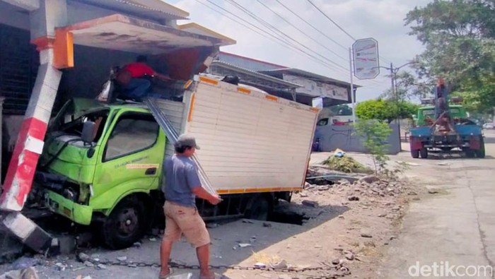 Truk boks menabrak rumah warga dan sepeda motor di Manisrenggo, Klaten, Senin (30/10/2023).