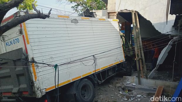 Truk boks yang menabrak tiang di Jalan Manisrenggo-Prambanan, Klaten, Senin (30/10/2023).