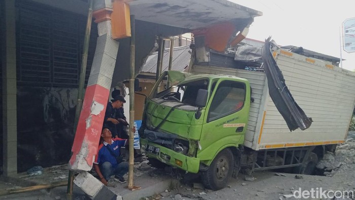 Truk boks yang menabrak tiang di Jalan Manisrenggo-Prambanan, Klaten, Senin (30/10/2023).