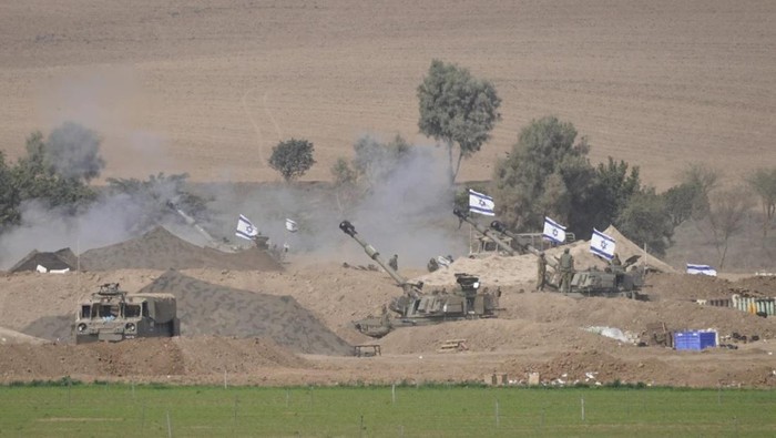 Unit artileri mobile Israel mengambil posisi di dekat perbatasan Gaza. (AP Photo/Tsafrir Abayov)