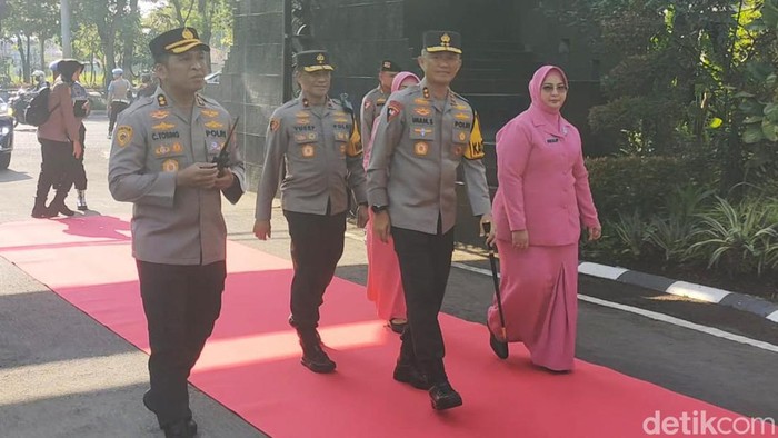 Upacara Pedang Pora Kapolda Jatim