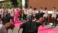 Sosok Irjen Imam Sugianto sendiri tidak asing bagi warga Jawa Timur. Akpol angkatan 1990 itu, pernah menjabat sebagai Kasat Intelkam Polwiltabes Surabaya di tahun 2005, kemudian menjabat Kapolresta Surabaya Timur, dan juga Kapolres Gresik