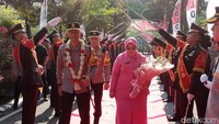 Tradisi upacara pedang pora sambut Irjen Imam sugianto di Mapolda Jatim.