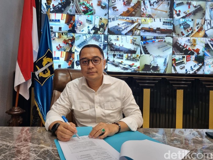 Wali Kota Surabaya Eri Cahyadi di ruang kerjanya di Balai Kota Surabaya
