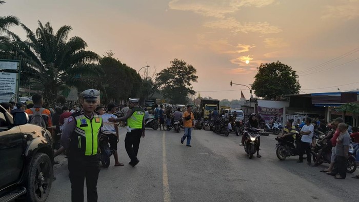 Warga Mandiangin, Sarolangun blokir jalan buntut duel pelajar berdarah