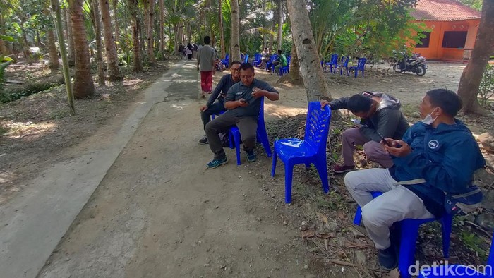 Warga melayat di rumah korban sekaligus TKP duel maut kakak vs adik ipar di Bojong, Panjatan, Kabupaten Kulon Progo, DIY, Senin (30/10/2023).
