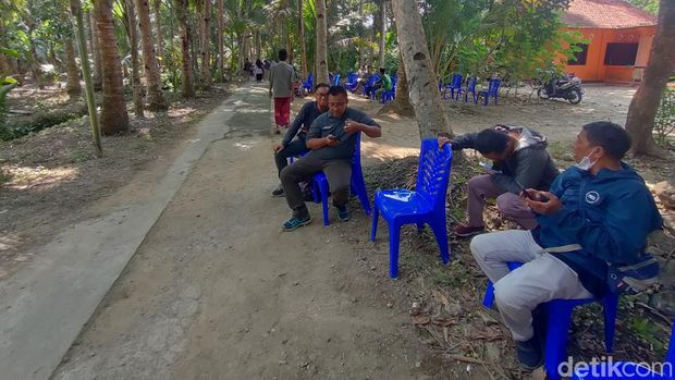 Warga melayat di rumah korban sekaligus TKP duel maut kakak vs adik ipar di Bojong, Panjatan, Kabupaten Kulon Progo, DIY, Senin (30/10/2023).