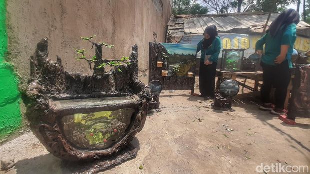 Warga saat melihat pajang karya sampah daur ulang.