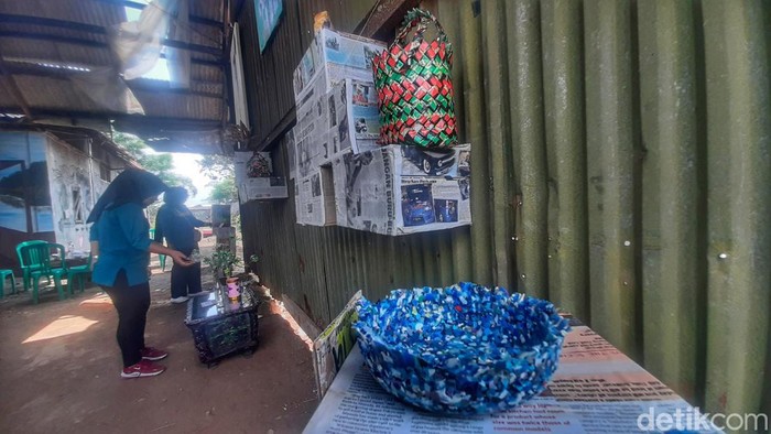 Warga saat melihat pajang karya sampah daur ulang.