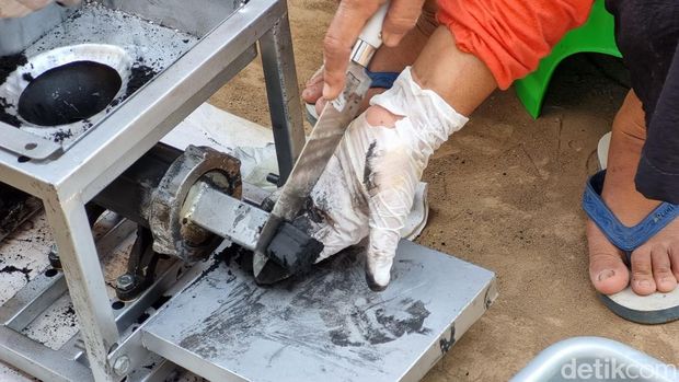 Warga tergabung dalam Bank Sampah Amanah di Pedukuhan Besole, Kalurahan Poncosari, Kapanewon Srandakan, Kabupaten Bantul, membuat briket, Senin (30/10/2023).